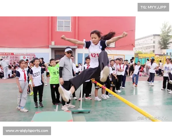 会同县一完小跳高跳远赛场：选手腾空划弧线，向更高目标冲击