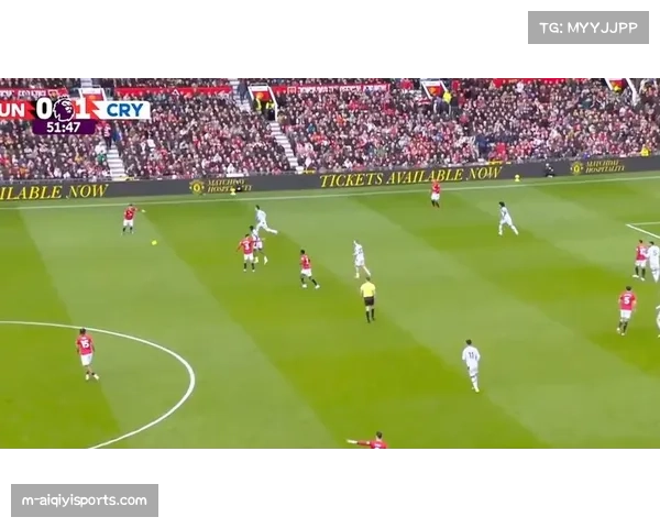 特写镜头：第87分钟，水晶宫全员退守禁区，门将奋力扑出近距离头球