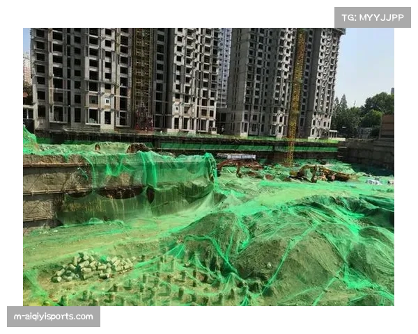 图卢兹主场雨战,工作人员紧急处理场地积水 图卢兹主场雨战,工作人员紧急处理场地积水